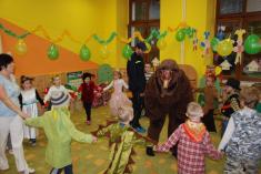Medvěd navštívil mateřskou školku a prošel obcí